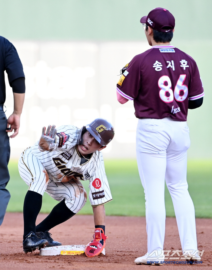 Hwang Sung-bin showed both smile → steal success → score to the opposing rookie even after being hit by a head shot