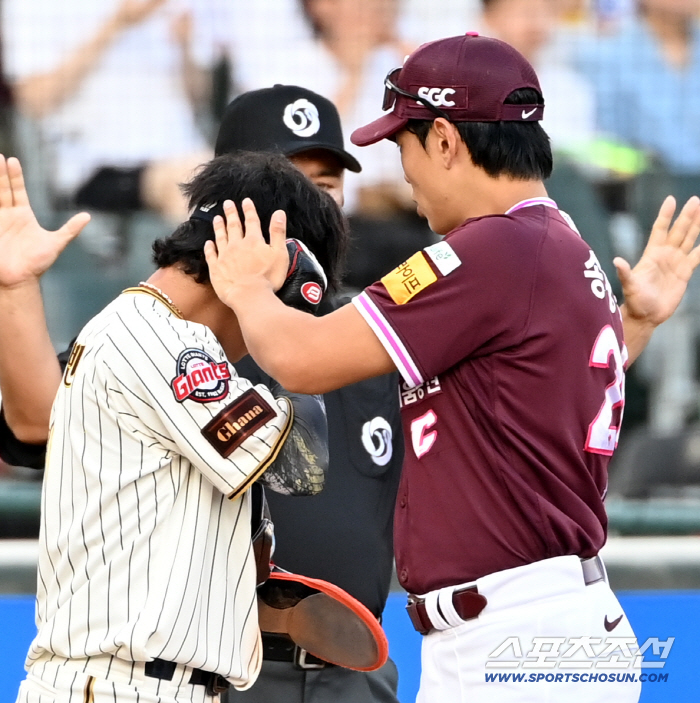 Hwang Sung-bin showed both smile → steal success → score to the opposing rookie even after being hit by a head shot