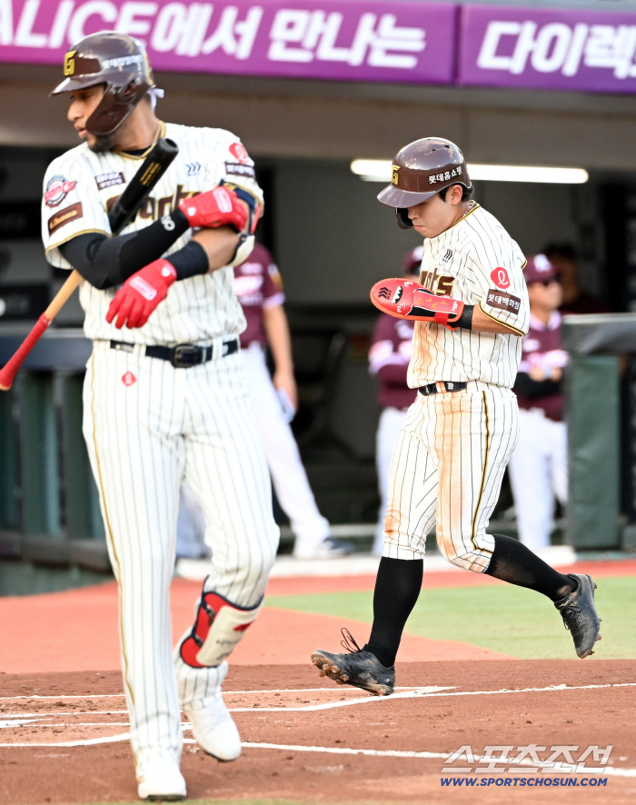 Hwang Sung-bin showed both smile → steal success → score to the opposing rookie even after being hit by a head shot