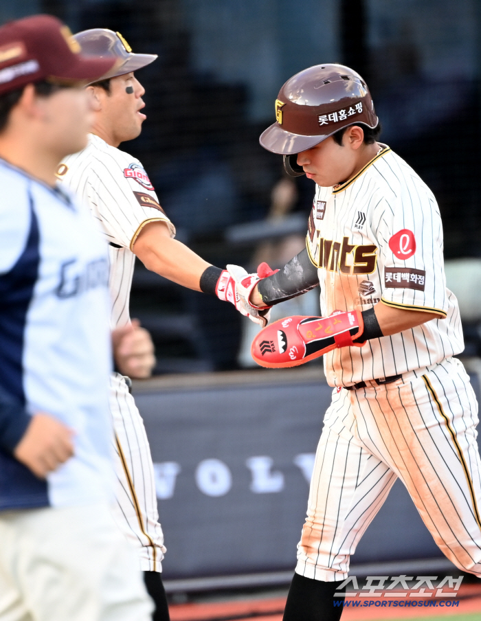 Hwang Sung-bin showed both smile → steal success → score to the opposing rookie even after being hit by a head shot