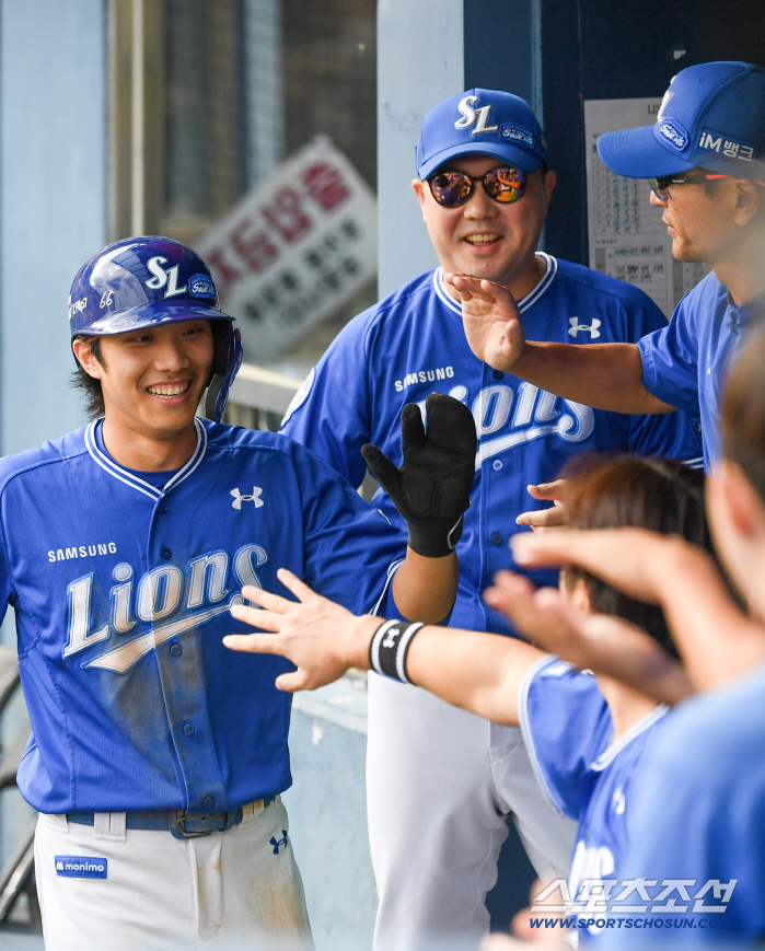 I laughed because of the batting lineup that exploded from the first inning of the manager's father's smile4th place, green light.