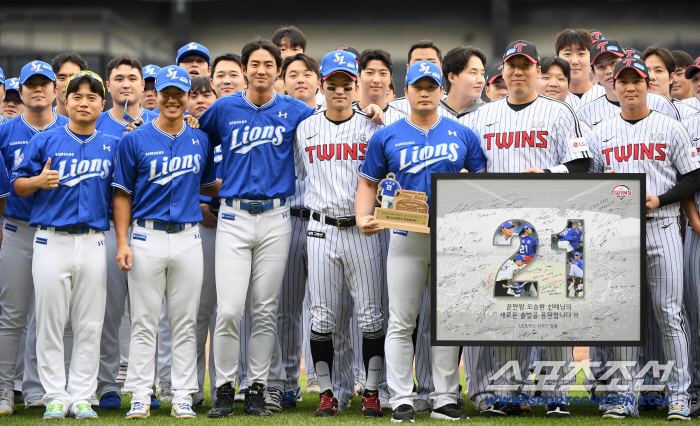 I laughed because of the batting lineup that exploded from the first inning of the manager's father's smile4th place, green light.