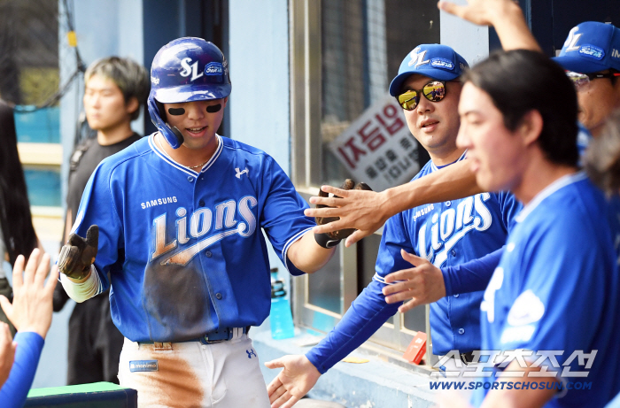 I laughed because of the batting lineup that exploded from the first inning of the manager's father's smile4th place, green light.