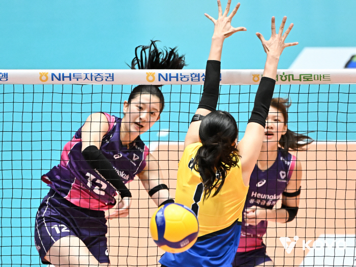 I miss Kim Yeonkyung already.. Is the gap this big. Defending champion's complete defeat → Heungkuk Life Insurance knelt down to Hyundai Engineering & Construction in the first round of the Cup