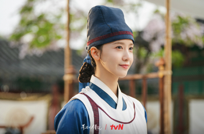 Im Yoona is about to become a genre.. I'm holding the chef's collar of a tyrant who's acting hard with unwavering hard carry