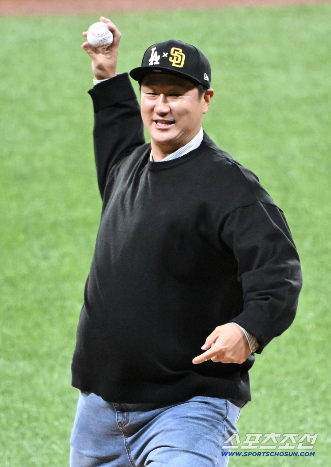 Lee Dae-ho bought 12 million won for his juniors' meals...I don't know it's going to be an issue like this