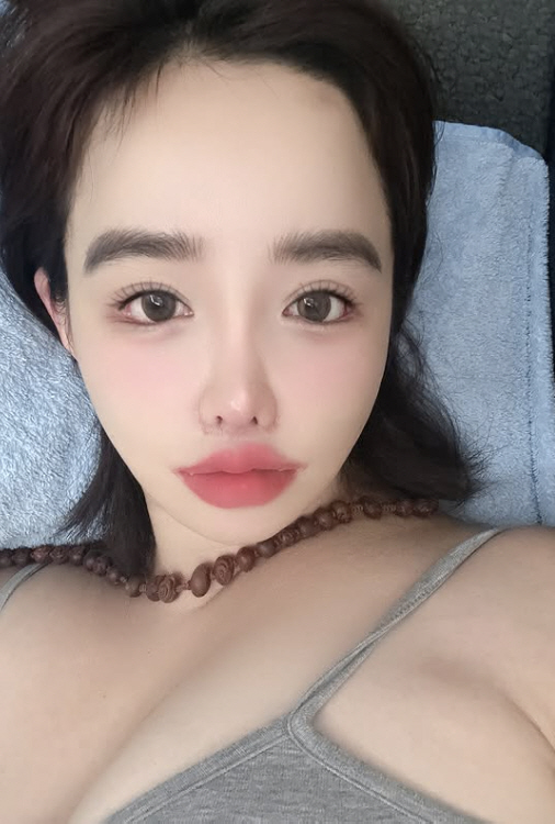 Park Bom, you look prettier with eyeliner erasing...Lee Min-ho's first update since his recall revision 