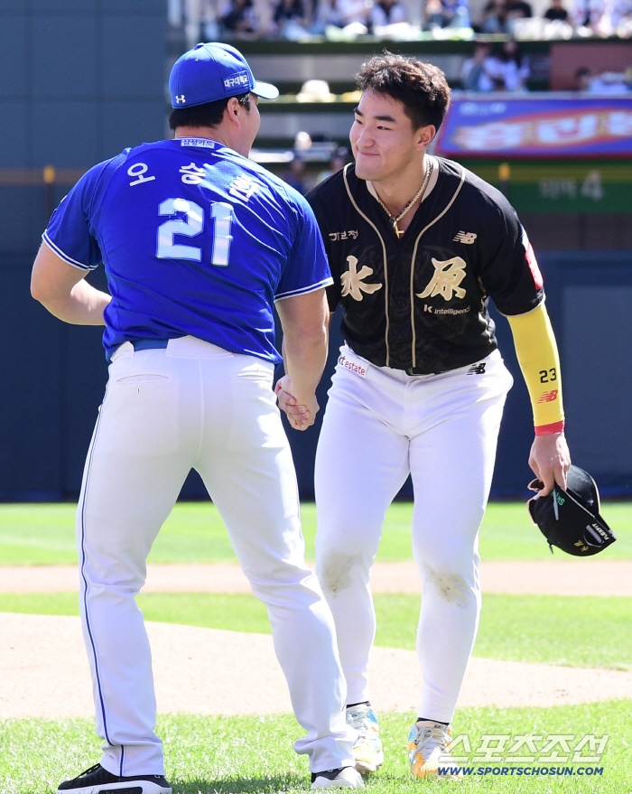  Ahn Hyun-min saying hello to Oh Seung-hwan
