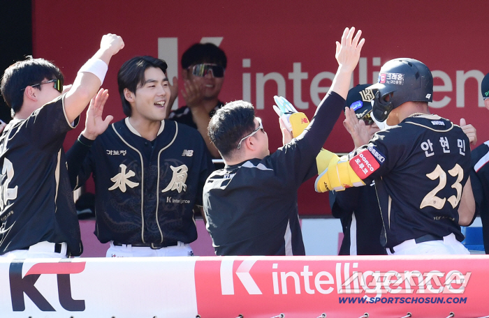  Ahn Hyun-min's two-run shot went out of the fence for two consecutive days