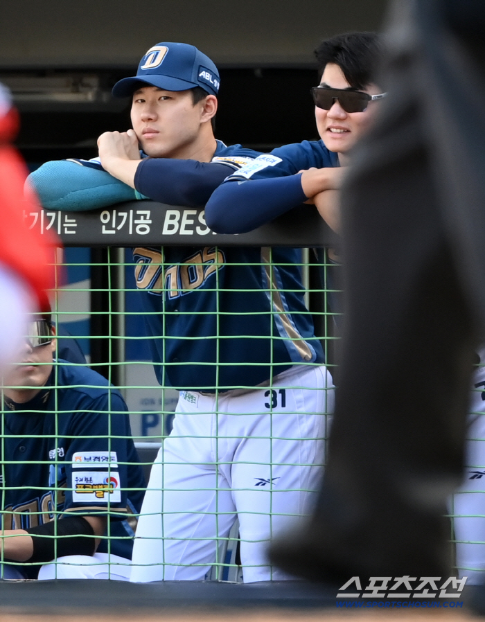  Choi Won-jun and Kim Joo-won focus on the game side by side