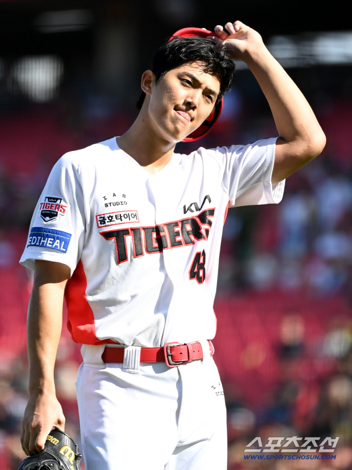  Lee Eui-ri, who passed the bases-loaded crisis, seems to be disappointed