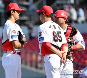  Lee Eui-ri's crisis of 1st and 2nd base with 1 out
