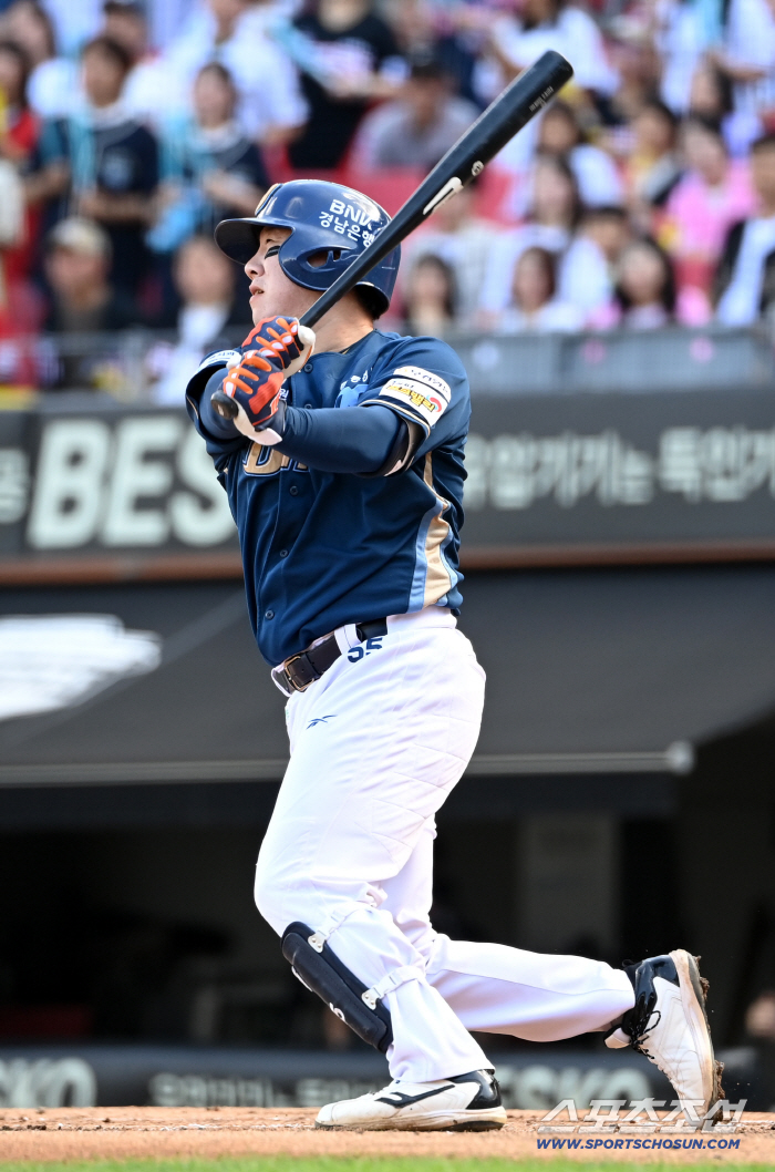  Lee Woo-sung hits a double over center field