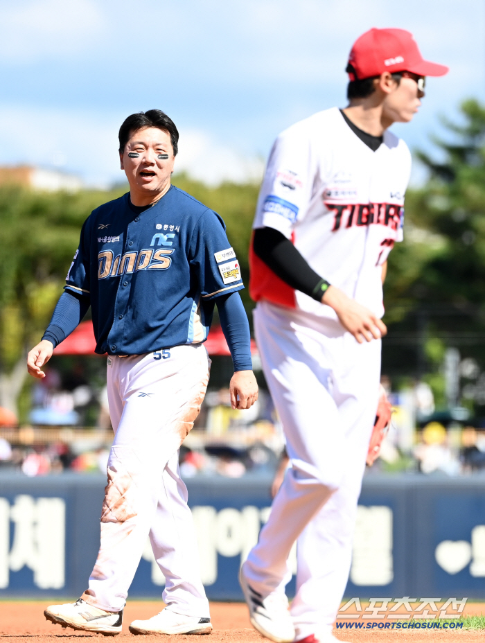 Lee Woosung Kim Ho-ryeong, passing by and having a short conversation