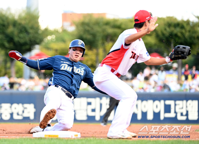  Lee Woosung to third base while the ball is out