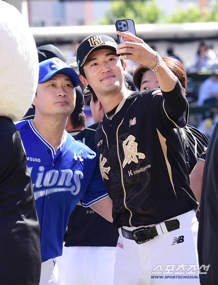  Let's take a commemorative photo of Go Youngpyo and Oh Seung Hwan