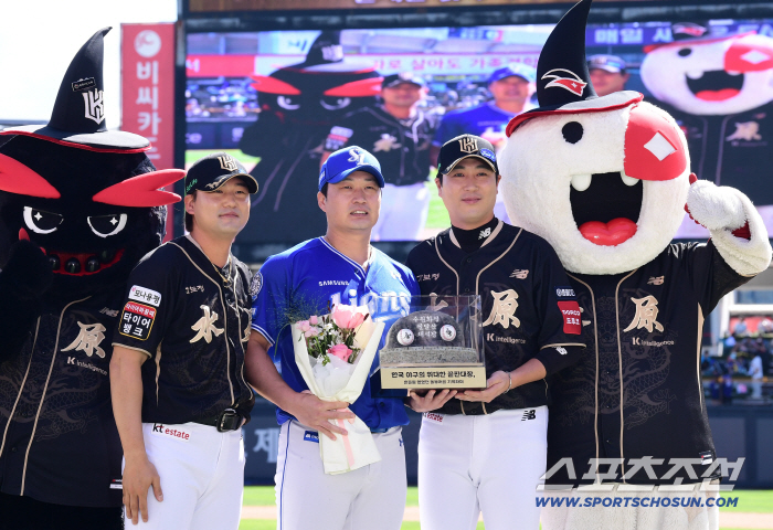  Oh Seung-hwan is receiving retirement tour souvenirs from KT players
