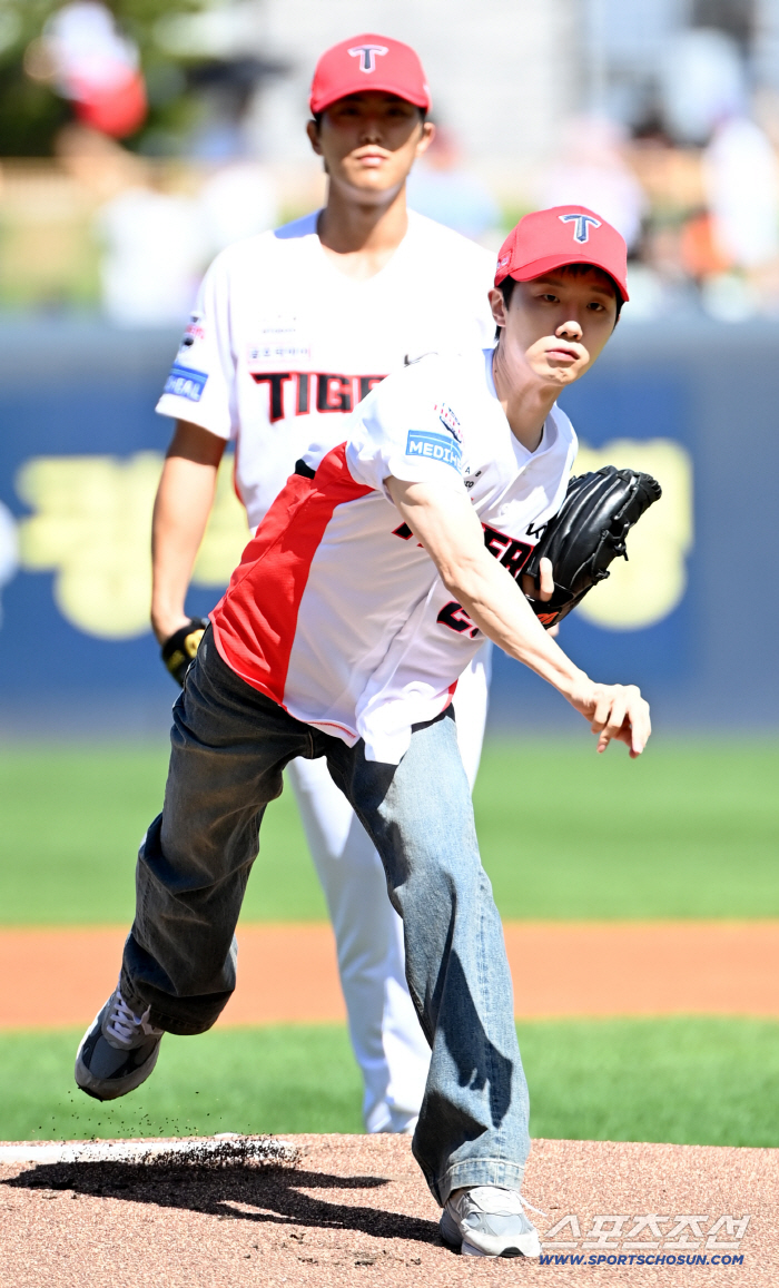  Singer Ha Hyun-sang throws a powerful first pitch in Tigers uniform