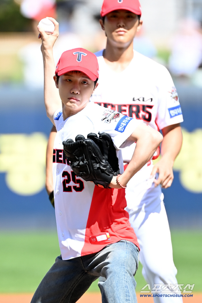  Singer Ha Hyun-sang wishes KIA to win the first pitch!