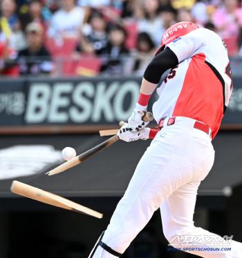  Wisdom's bat breaks by Shin Young-woo's pitch