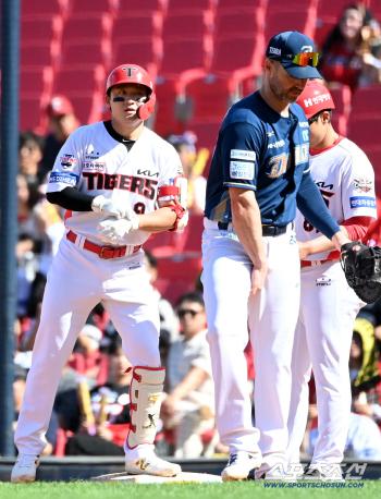  Yoon Do-hyun hits the leadoff hitter in the third inning