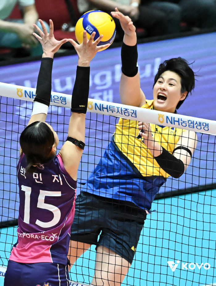 The yellow uniform looks good on you! Kim Hee-jin (Hyundai Engineering & Construction) → Dain said she looks like she thinks a lot about you