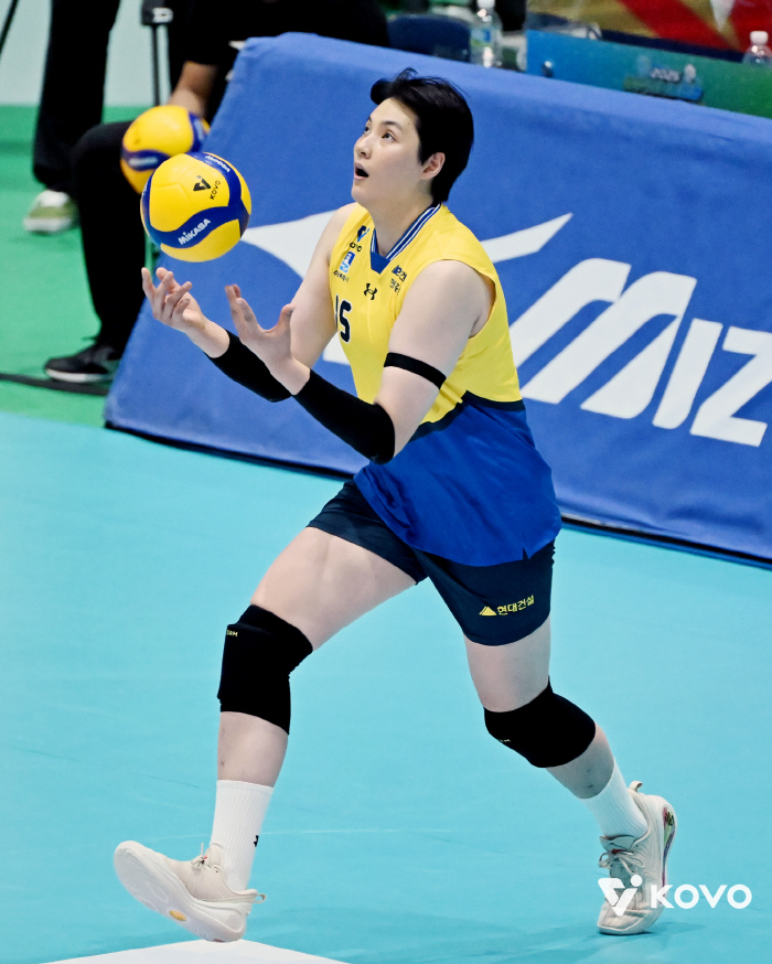 The yellow uniform looks good on you! Kim Hee-jin (Hyundai Engineering & Construction) → Dain said she looks like she thinks a lot about you