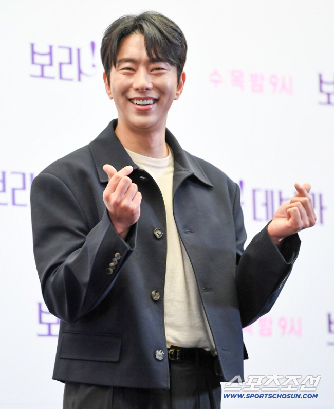 Yoon Hyun-min sings at his half-brother's wedding ceremony. He looks like Yoo Seung-ho. He looks more like an actor than me. (My Little Old Boy)