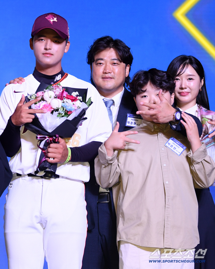 13 Kiwoom rookies, including Park Joon-hyun, who is the No. 1 overall player, will be in front of fans for the first time…Special Mentor Song Seong-moon and Ahn Woo-jin