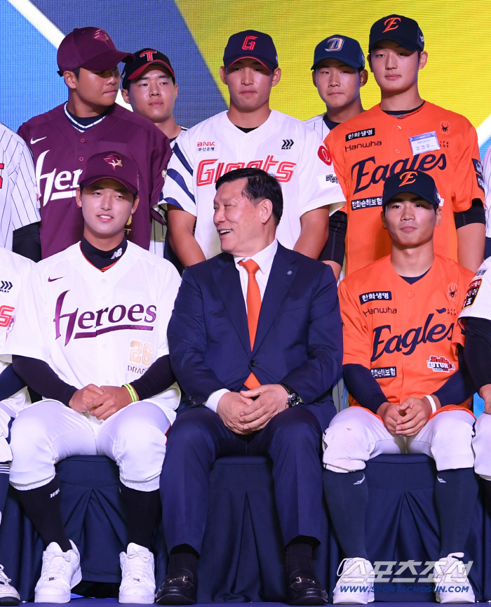 13 Kiwoom rookies, including Park Joon-hyun, who is the No. 1 overall player, will be in front of fans for the first time…Special Mentor Song Seong-moon and Ahn Woo-jin