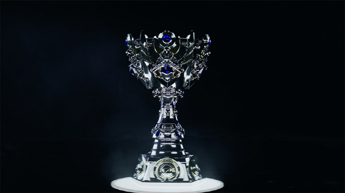 The 15th anniversary of the LoL World Cup, the trophy of Summoner's Cup Renewal