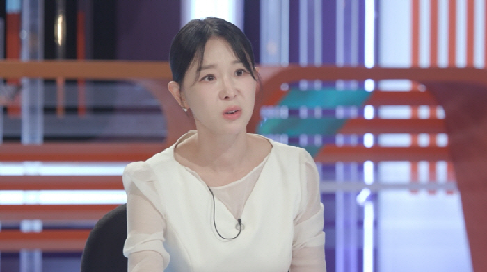 Ahn Hyun-mo is surprised to see an internal combustion apartment in his 50s...To hide this, brazenly (smoking gun)