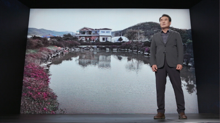 Ahn Hyun-mo is surprised to see an internal combustion apartment in his 50s...To hide this, brazenly (smoking gun)