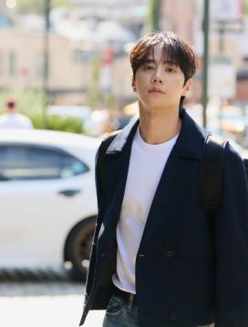 Lee Junyoung Leads September Blue Dragon Ranking Male Actor Vote