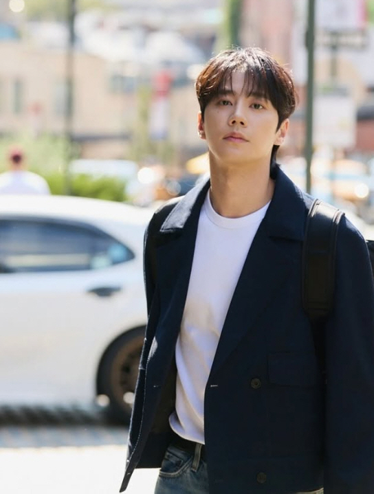 Lee Junyoung Leads September Blue Dragon Ranking Male Actor Vote