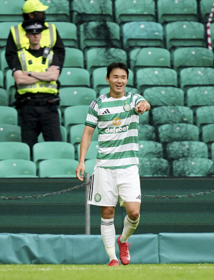 Disappointing transfer failure, national team winger Yang Hyun-joon exploded with his first goal of the Scottish Celtic season