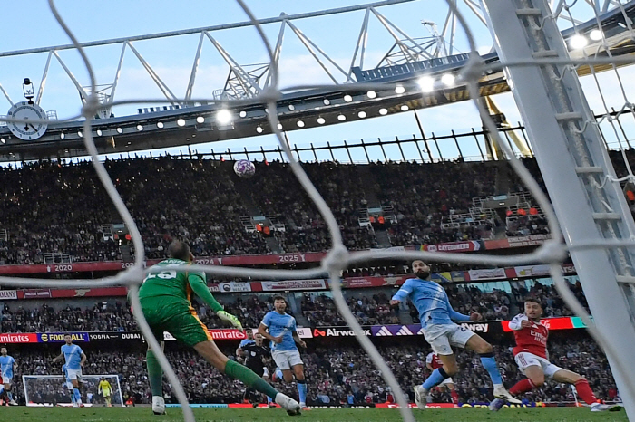  Only Liverpool laughed at Guardiola's bus, Manchester City Arsenal draw with four minutes left