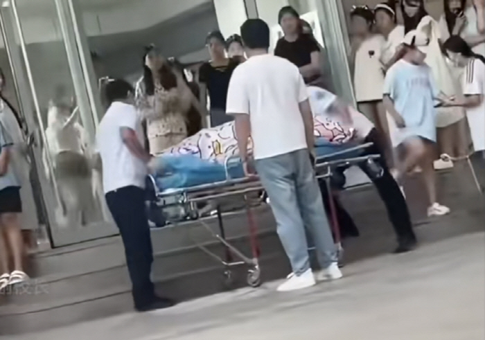 Giving birth to a girl in a school dormitory...No one knew?