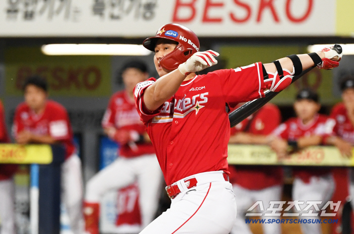 Hamstring pain → Other hospital findings → Light inflammation confirmed. batting average of 0.241 Choi Jung, the coach who swept his chest due to the injury of the batter, may be able to play against KT as early as possible (Incheon Comment)