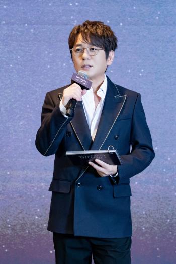 It's the 35th anniversary of Shin Seung-hoon, but I didn't want to bring out the glory of the past. The present progressive