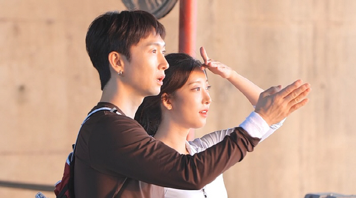 Jang Woo-hyuk's lethal move. Touch Oh Chae-yi's abs. Confidence explodes...Lovers countdown (groom class)