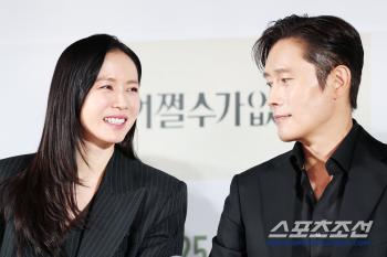 Son Yejin smiling at Lee Byunghun