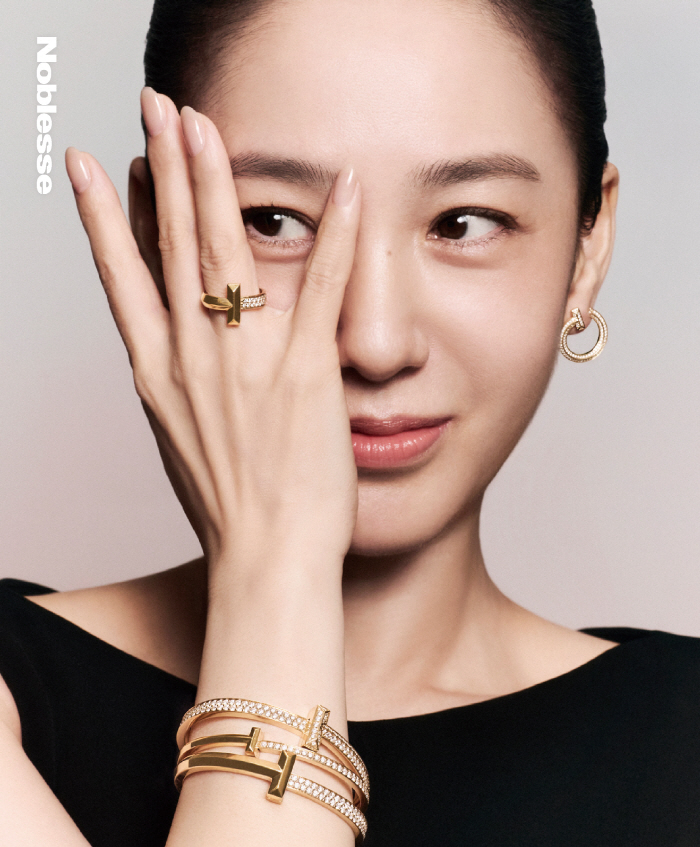 Time has stopped...52-year-old Park Joo-mi, alluring her beauty and Woo-ah while she remains unshakable