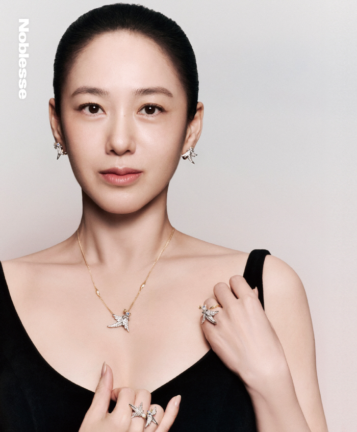 Time has stopped...52-year-old Park Joo-mi, alluring her beauty and Woo-ah while she remains unshakable