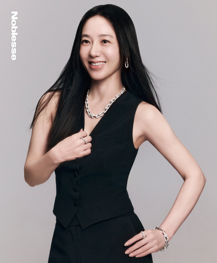 Time has stopped...52-year-old Park Joo-mi, alluring her beauty and Woo-ah while she remains unshakable