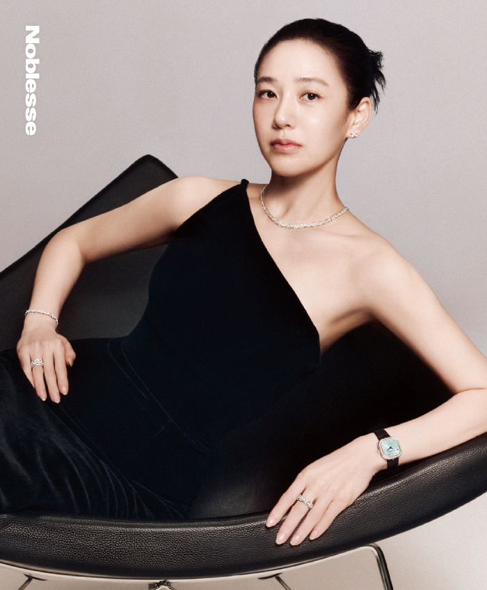 Time has stopped...52-year-old Park Joo-mi, alluring her beauty and Woo-ah while she remains unshakable