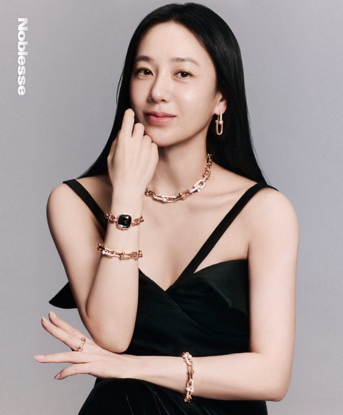 Time has stopped...52-year-old Park Joo-mi, alluring her beauty and Woo-ah while she remains unshakable