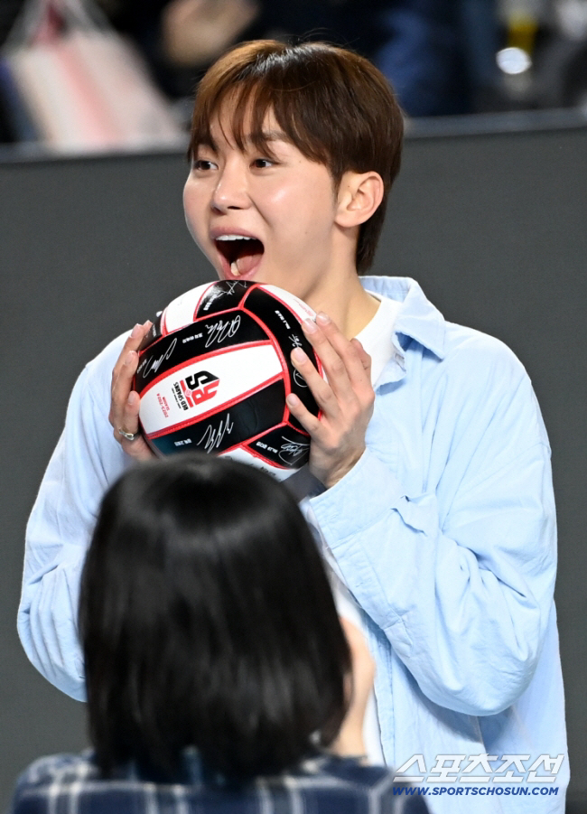 Volleyball? Sexy sports...SEVENTEEN's SEUNGKWAN is a top idol, but he humiliated himself as the youngest manager (new director)