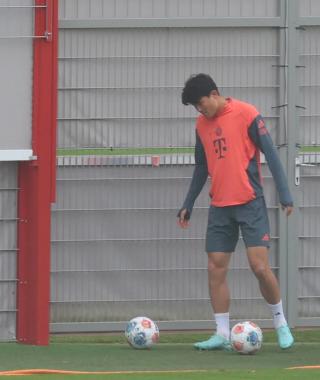 Amazing! As expected, steel physical pillar Kim Min-jae overcomes calf pain and returns to the training ground