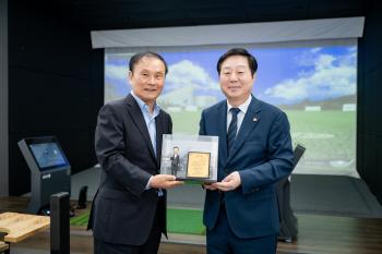 Chairman Kim Young-chan's private funds to spread the golf culture of students and local residents, donated eight GDR systems to the Yuwon Golf Foundation and Chungnam National University